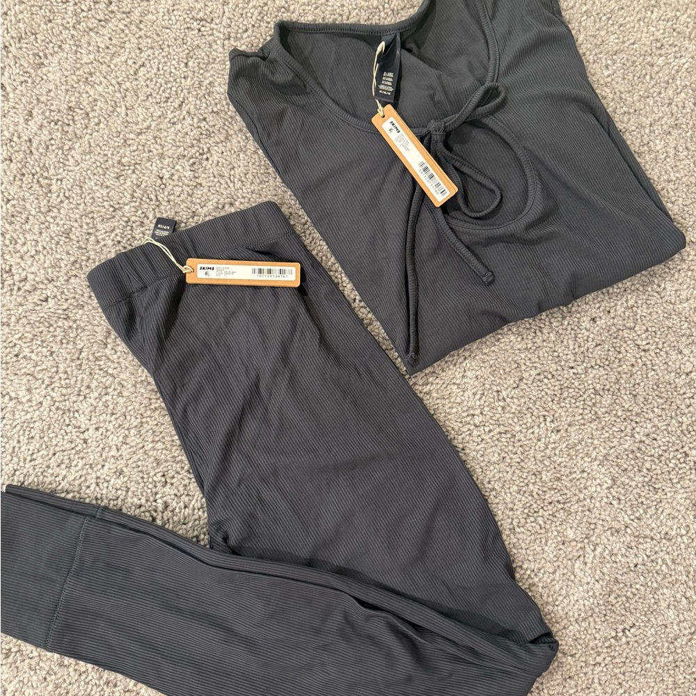 **SOLD**NWT SKIMS Soft Lounge set in Graphite S/M